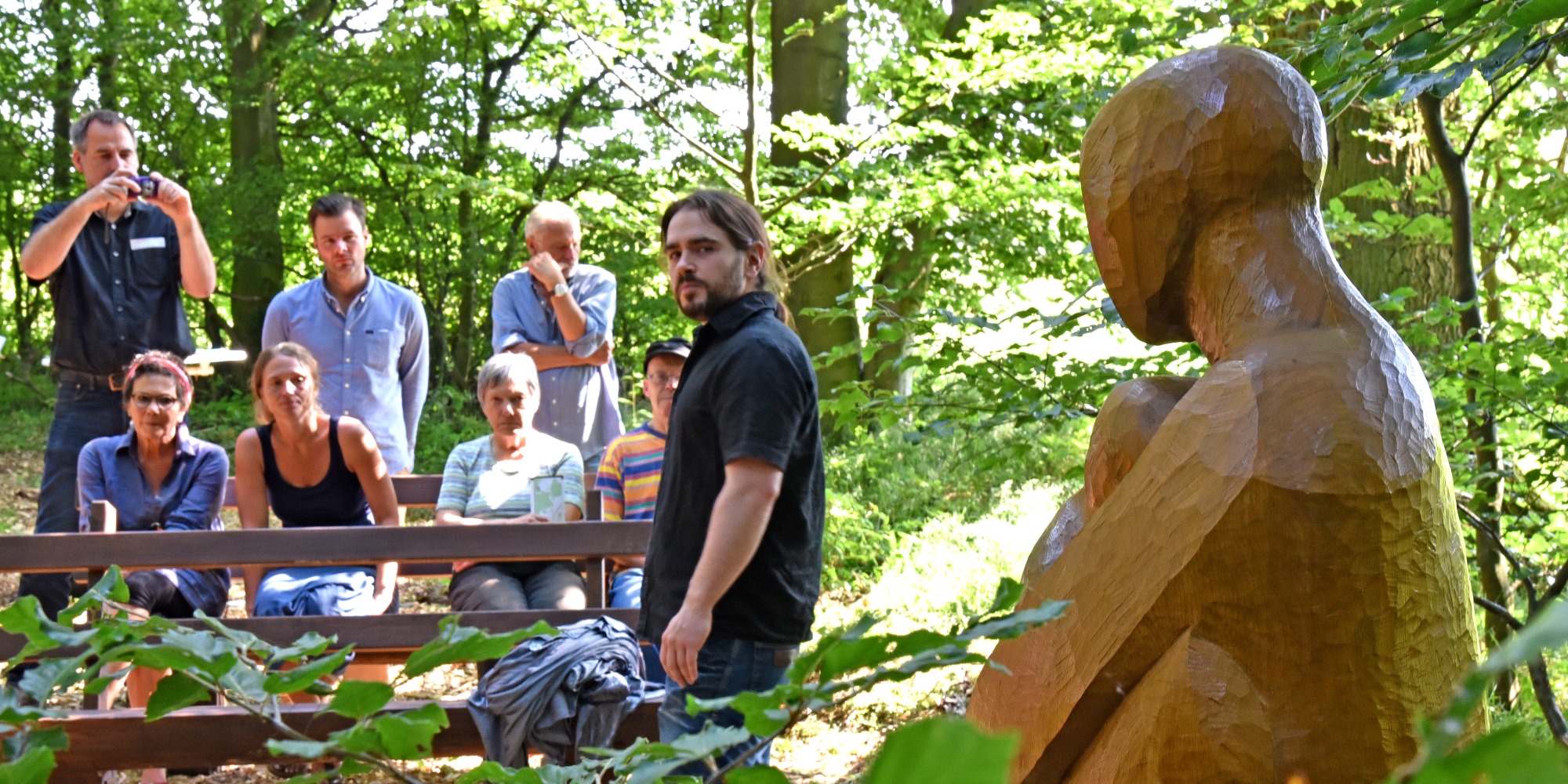 Holzbildhauer Oliver Nischwitz vor seiner Skulptur im Bestattungswald 12 Apostel (Foto: Klaus Holdefehr) Holzbildhauer Oliver Nischwitz vor seiner Skulptur im Bestattungswald 12 Apostel (Foto: Klaus Holdefehr)