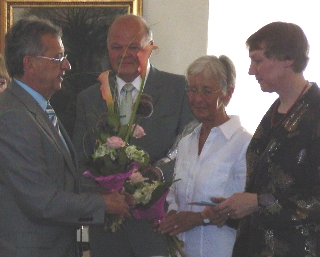 Gemeindevertretervorsteher Alf Wichmann dankt den Ausstellungsmachern Gemeindevertretervorsteher Alf Wichmann dankt den Ausstellungsmachern