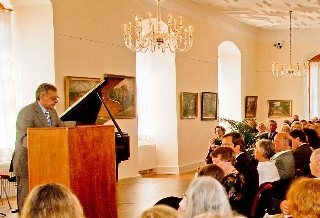 Gemeindevertretervorsteher Alf Wichmann begrüßt alle Gäste der Ausstellung (Foto: B.Scheider) Gemeindevertretervorsteher Alf Wichmann begrüßt alle Gäste der Ausstellung (Foto: B.Scheider)